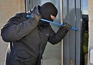 Hombre forzando una ventana de PVC