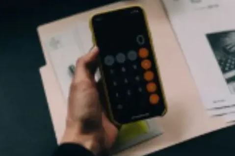 Manos calculando cuotas de financiación adaptadas para la compra de ventanas en Intelivent.