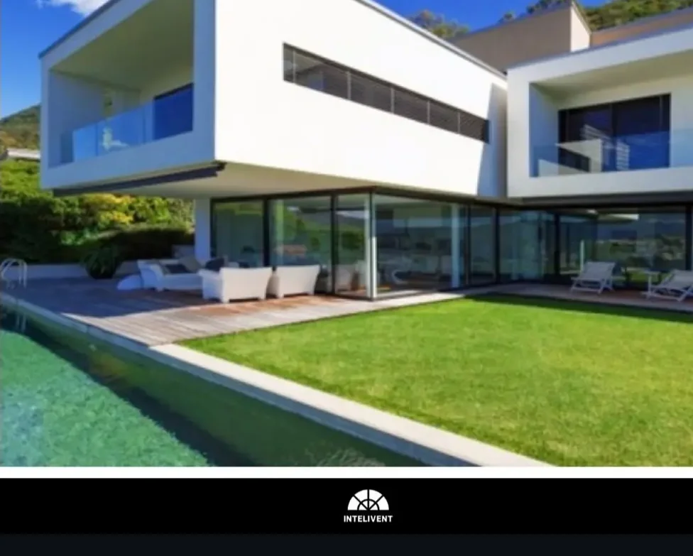 Villa de diseño con grandes ventanales de PVC Intelivent que ofrecen máximo confort y ahorro energético en Valladolid y León.