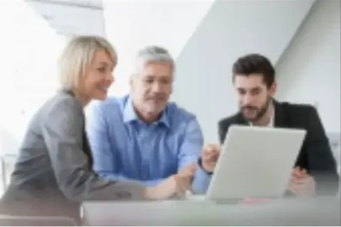 Equipo de asesores técnicos de Intelivent analizando un proyecto de ventanas de PVC con clientes.