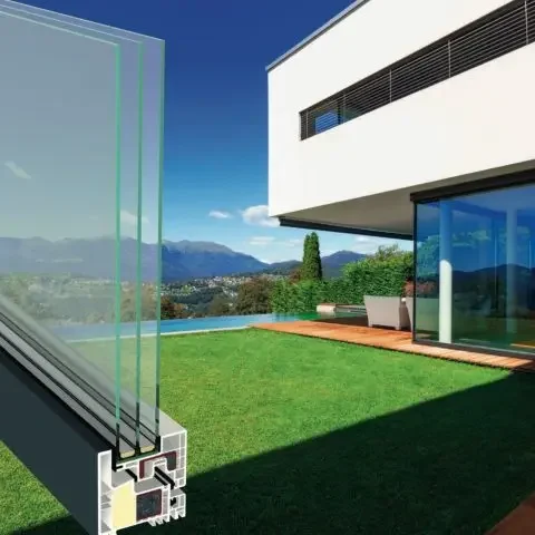 Mosaico de interiores con ventanas y puertas de PVC en diferentes acabados y estilos decorativos.